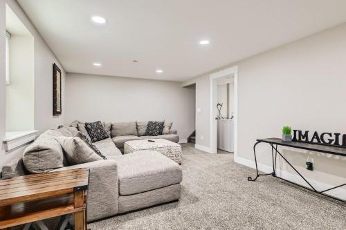 3443 W Bowles Ave – Photos 2