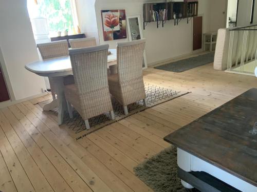 a dining room with a table and chairs at Den Gamle Apotekergaard in Høng
