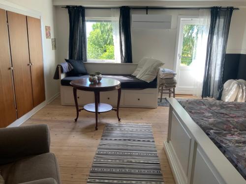a living room with a couch and a table at Den Gamle Apotekergaard in Høng