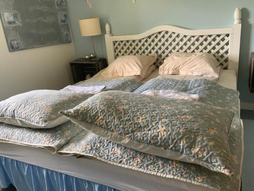 a bed with two pillows on top of it at Den Gamle Apotekergaard in Høng