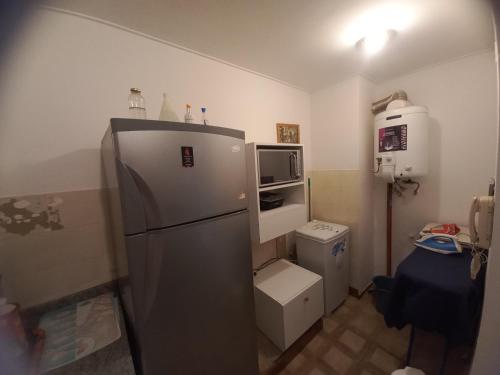 uma pequena cozinha com frigorífico e micro-ondas em BENDITO AMANECER em La Rioja