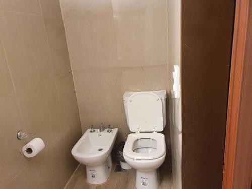Un baño pequeño con inodoro y lavabo. en Amarillo, en Rosario
