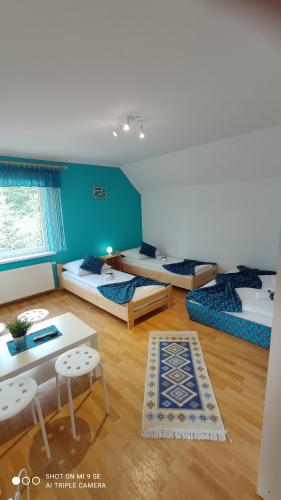 um quarto com quatro camas e uma mesa em Dom u Gazdy przy Gondoli em Szczyrk