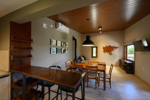 a kitchen and dining room with a table and chairs at Casas Acrux in Nono