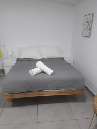 Ein Bett oder Betten in einem Zimmer der Unterkunft אלון בגליל