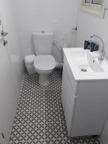 Ein Badezimmer in der Unterkunft אלון בגליל
