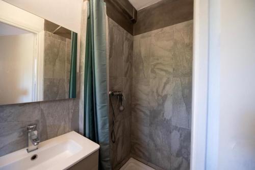 une salle de bain avec un lavabo et une douche dans l'établissement Studio avec jardin proche plages saint clair Lavandou, au Lavandou