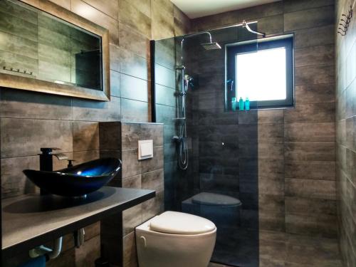La salle de bains est pourvue d'un lavabo et de toilettes. dans l'établissement House of Silence, à Trogir