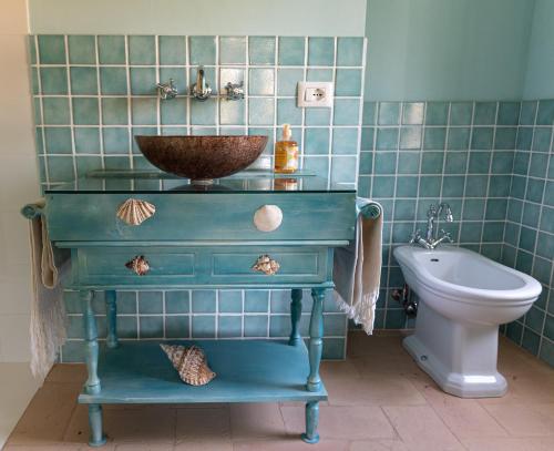 a bathroom with a sink and a toilet at Il casale dei nonni in Grottazzolina