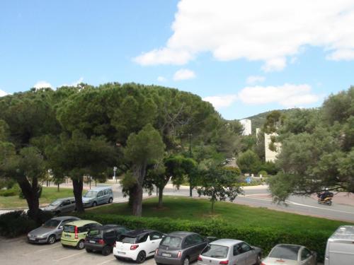 Un tas de voitures garées dans un parking dans l'établissement Vacances au soleil à HYERES 25m2 avec balcon, à Hyères
