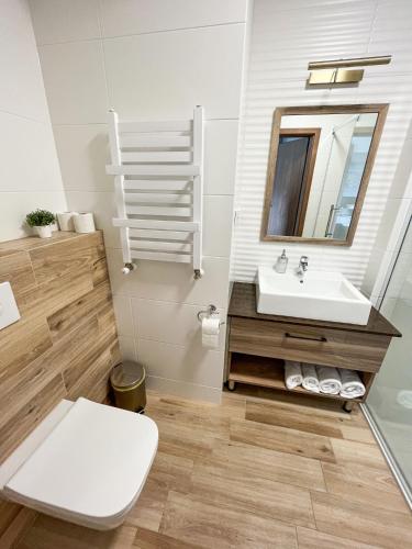 a bathroom with a sink and a mirror at Villa Continental in Pobierowo
