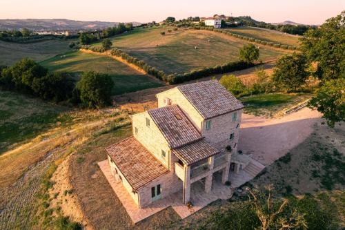 an aerial view of a house on a field at Il casale dei nonni in Grottazzolina