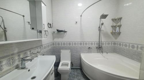 Ett badrum på Fayzli GuestHouse