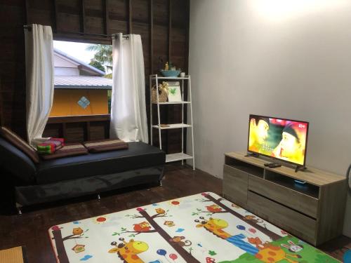 TV a/nebo společenská místnost v ubytování Bo Cabin in Garden โบคาบิน อิน การ์เดน
