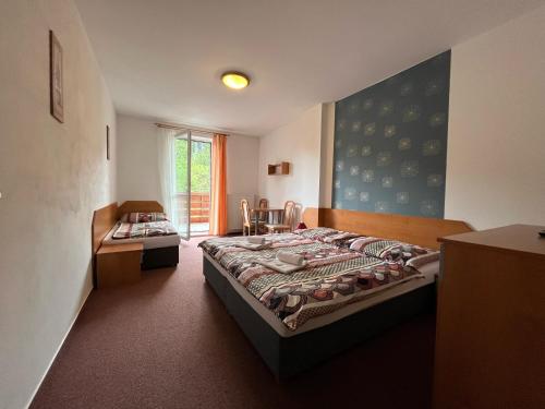 Postel nebo postele na pokoji v ubytování Hotel Arnika