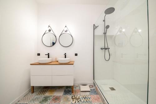 une salle de bain avec deux lavabos et une douche dans l'établissement Le Saint Firmin, à Montpellier
