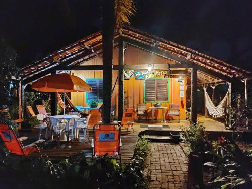 蜂蜜島的住宿－普薩達恩西達達斯康查斯酒店，一个带椅子和遮阳伞的木制甲板