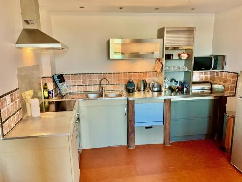 une cuisine avec un évier et un plan de travail dans l'établissement Le Logis des Cascades 2, à Moustiers-Sainte-Marie