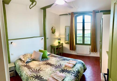 een slaapkamer met een bed en een raam bij Le Logis des Cascades 2 in Moustiers-Sainte-Marie