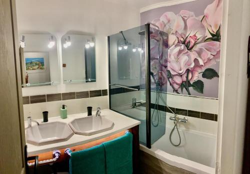 La salle de bains est pourvue de 2 lavabos et d'une douche. dans l'établissement Le Logis des Cascades 2, à Moustiers-Sainte-Marie