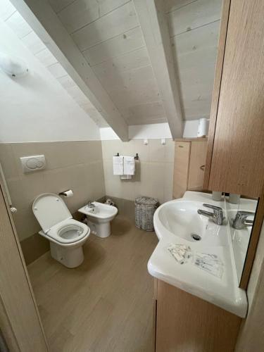 La salle de bains est pourvue de toilettes et d'un lavabo. dans l'établissement A casa di Laura Finale Ligure, à Finale Ligure