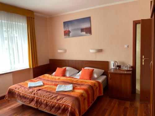 pokój hotelowy z łóżkiem i oknem w obiekcie Zakątek Wileński w mieście Mrągowo