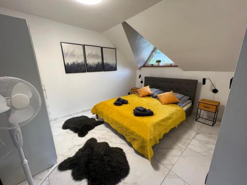 Posteľ alebo postele v izbe v ubytovaní Apartament nad Śperką