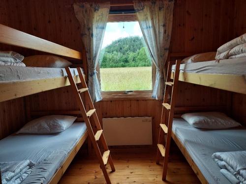 Våningssäng eller våningssängar i ett rum på Älgbergets Bed & Breakfast