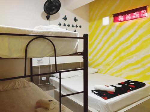 pokój z łóżkiem piętrowym z 2 łóżkami piętrowymi w obiekcie Hotel Jireh - San Carlos Ant w mieście San Carlos