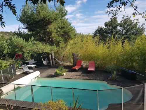 Bazen v nastanitvi oz. blizu nastanitve Villa forest home avec piscine dans les gorges du verdon en Provence