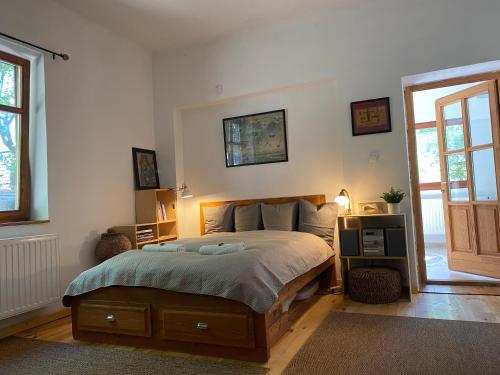 Llit o llits en una habitació de Rustic Cottage & Garden Retreat on Buda Hilltop