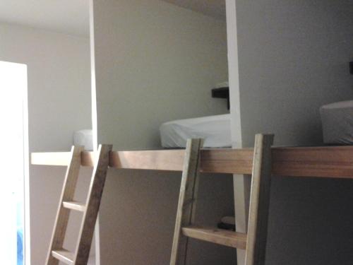 Una cama o camas cuchetas en una habitación  de Herbaceous-Inn