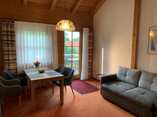 a living room with a couch and a table at Ferienwohnung Landsberg am Lech in Landsberg am Lech