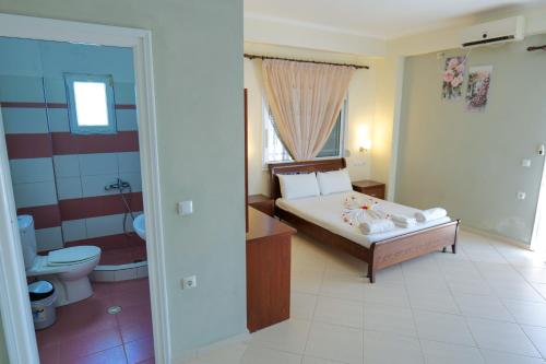 Bilik mandi di Hotel Chris