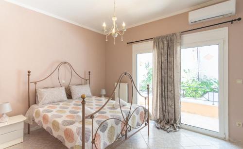 una camera da letto con un letto e una grande finestra di Stunning Seaview Estate by Keyplanner a Evropoúloi