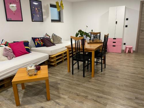 sala de estar con mesa, sillas y sofá en Homestay Manolov en Múnich