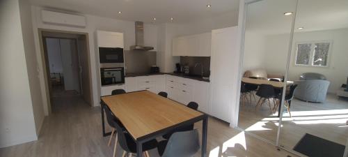 une cuisine et une salle à manger avec une table et des chaises dans l'établissement La Rabotte, à Ax-les-Thermes