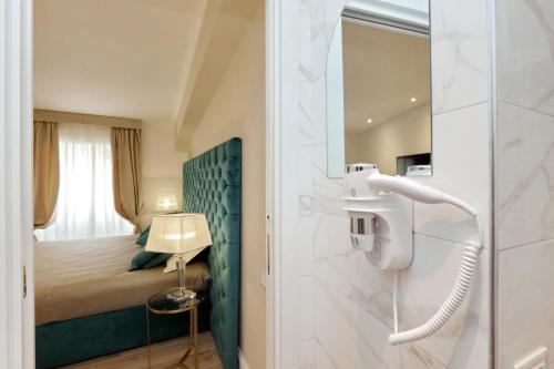 ein Bad mit Dusche und ein Bett in einem Zimmer in der Unterkunft Relais Aquarium in Rom