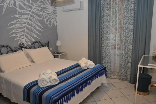 a bedroom with a bed with towels on it at Come a casa in Cava deʼ Tirreni