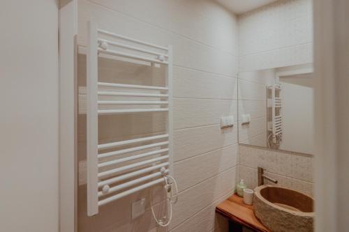 uma casa de banho com um lavatório e um espelho em Refúgio do Paixão em Sesimbra
