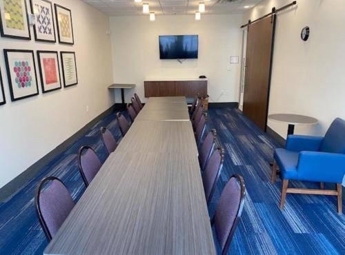 a conference room with a long table and chairs at Holiday Inn Express & Suites Warrensburg North by IHG in Warrensburg