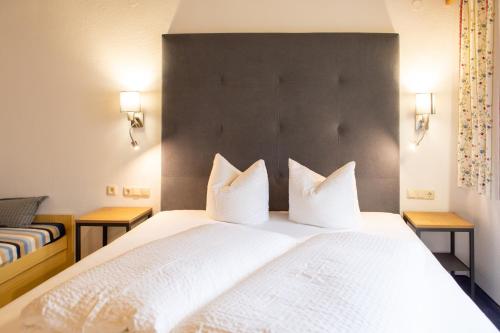 Una cama o camas en una habitación de Ferienhaus Waldner