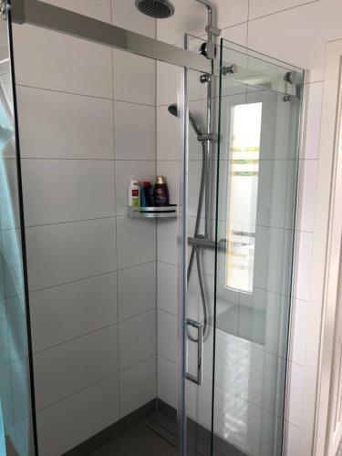 eine Dusche mit Glastür im Bad in der Unterkunft Station1 in Westhofen