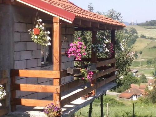 una casa con flores a un lado. en Camp Panorama, en Guča