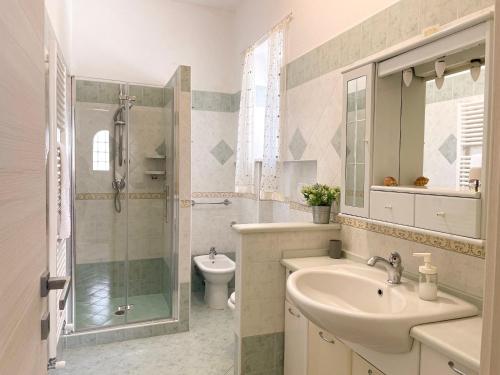 ein Bad mit einem Waschbecken, einer Dusche und einem WC in der Unterkunft Maison Marinella in Ischia