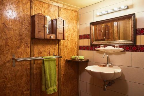 A bathroom at Droom Suite Cetturu - Luxe 2 pers suite bij leuke herberg