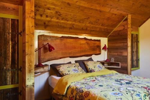 A bed or beds in a room at Droom Suite Cetturu - Luxe 2 pers suite bij leuke herberg