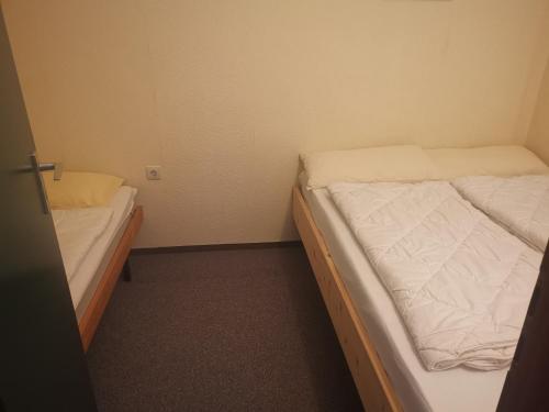 2 camas individuales en una habitación pequeña con 3 estrellas que establece que es la que en Harz, Hahnenklee en Goslar