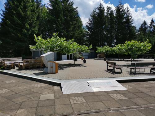 un parque con mesas, bancos y árboles en Harz, Hahnenklee en Goslar