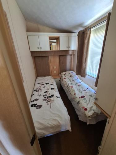 Giường trong phòng chung tại Summerlands, Ingoldmells 8 berth caravan